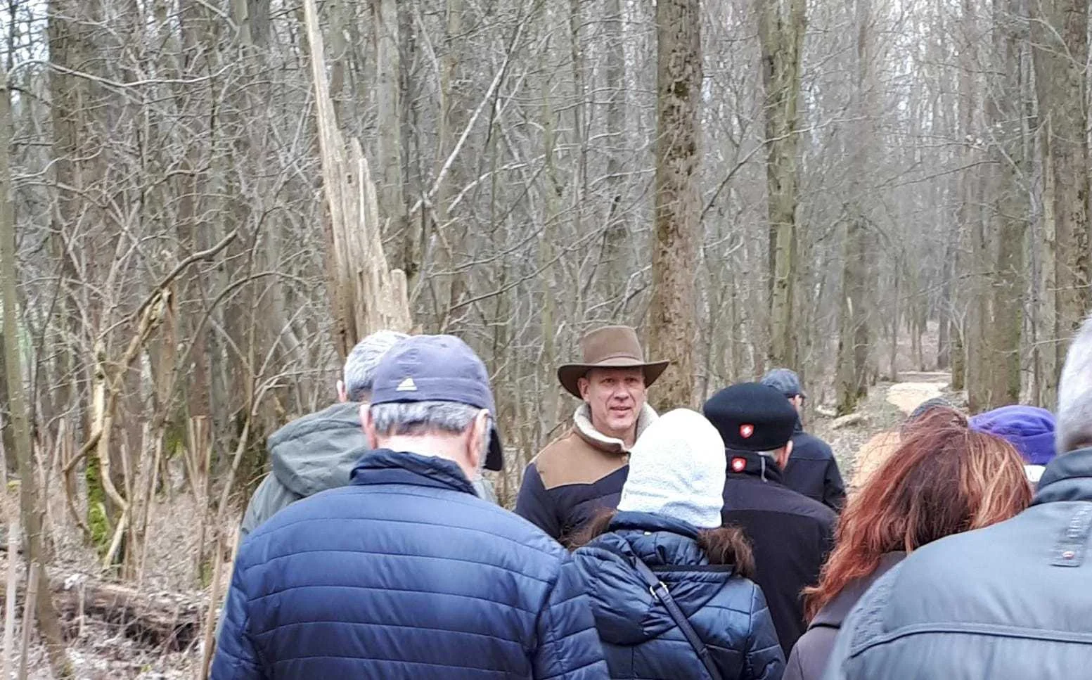 Besuchergruppe bei einer Führung im Waldfriedhof Waldurne, Nordhessen